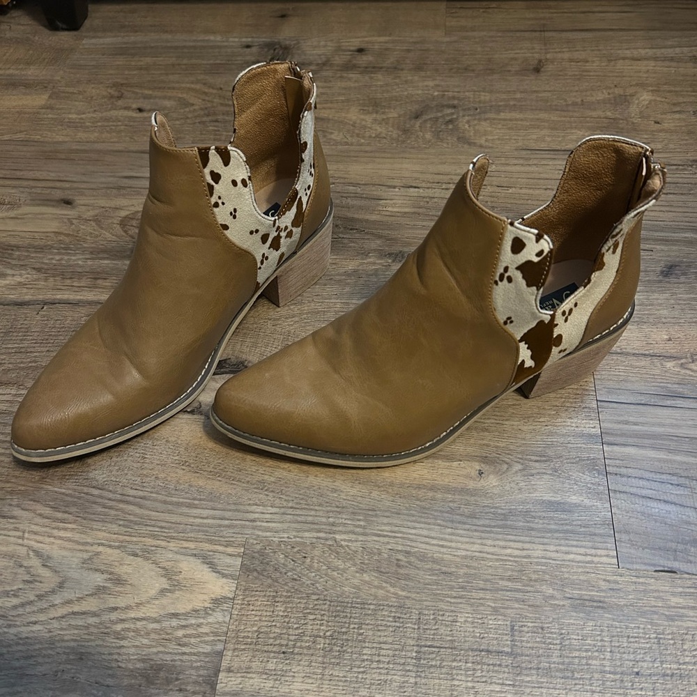 Cabela's Tan and Brown Ankle Booties